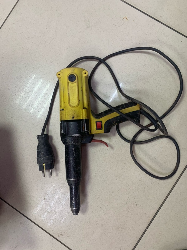 Заклепочник SK1006