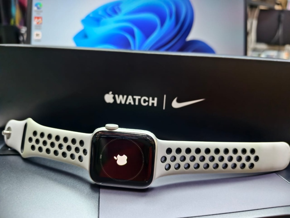 Часы Apple SE  40MM Nike Gen1