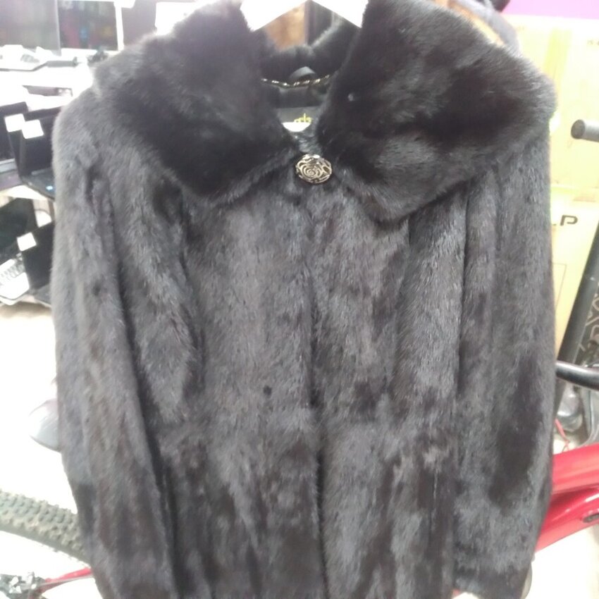 Шуба черная с капюшоном и ремнем