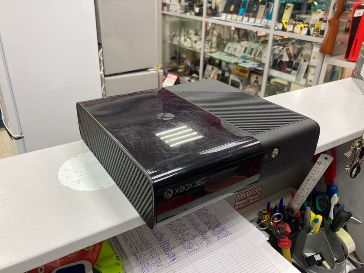 Игровая приставка XBOX 360e шитый
