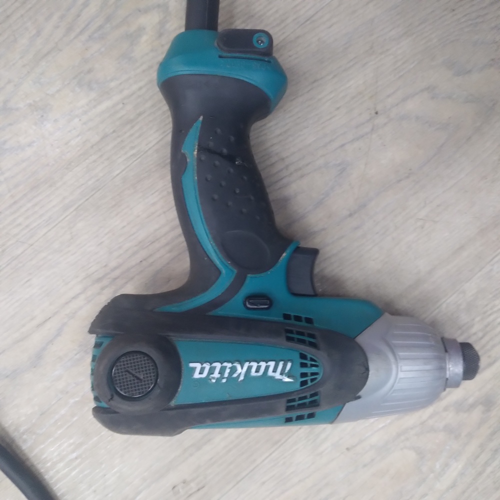 Шуруповерт проводной макита