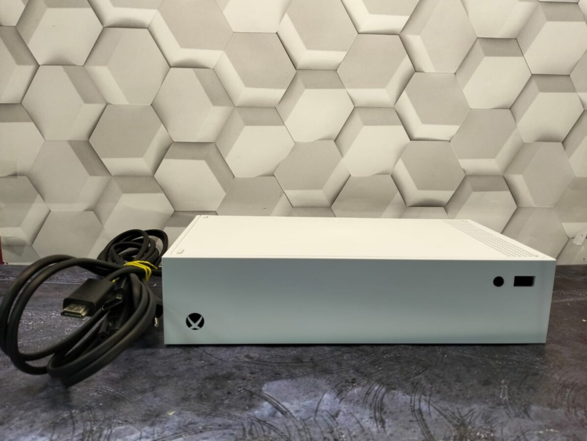 Игровая приставка XBOX ONE S  512 GB.