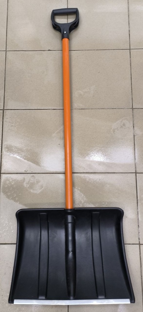 Лопата с оранжевой ручкой