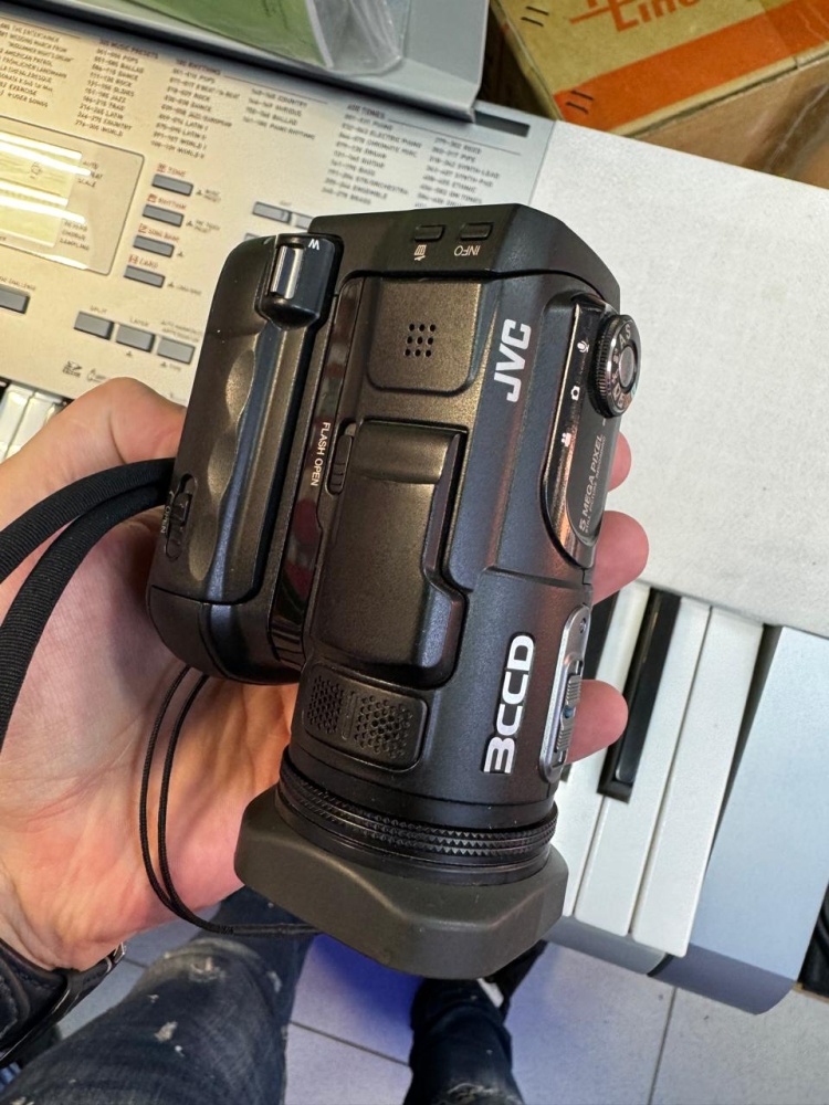 Видеокамера JVC GZ-MC500
