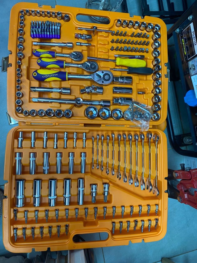 Набор инструментов для автомобиля MEGATOOLS 216 предметов