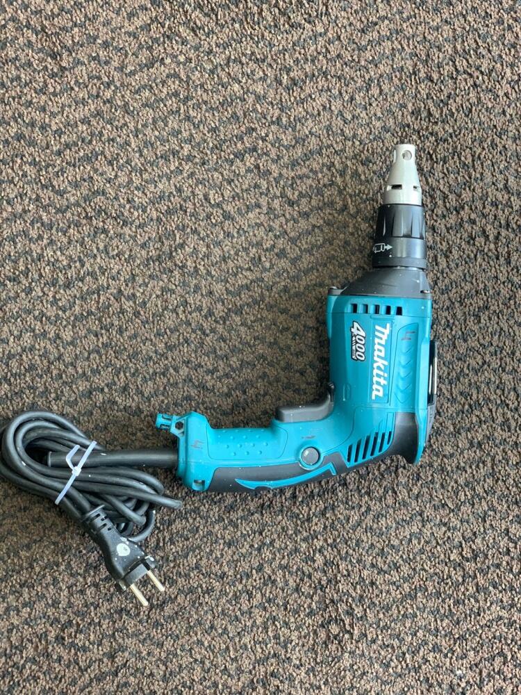 Шуруповерт MAKITA FS400