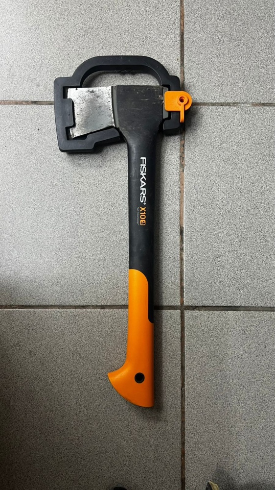 Топор fiskars x10