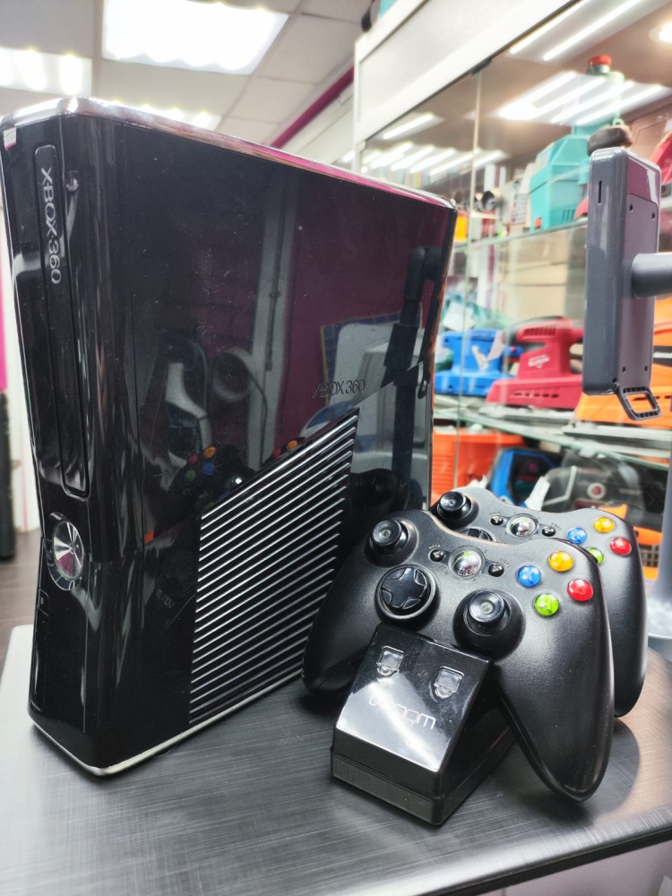 Игровая приставка XBOX 360