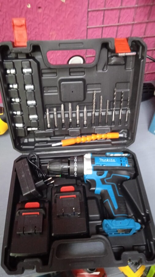 Шуруповерт MAKITA с набором