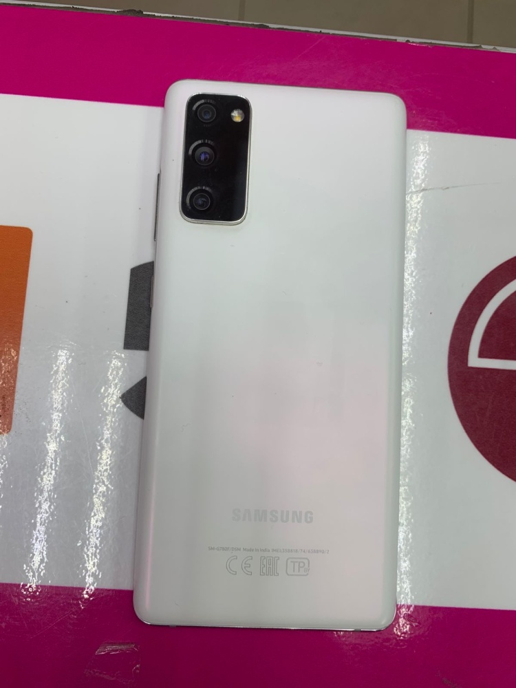 Смартфон Samsung S20 FE 6/128 Белый