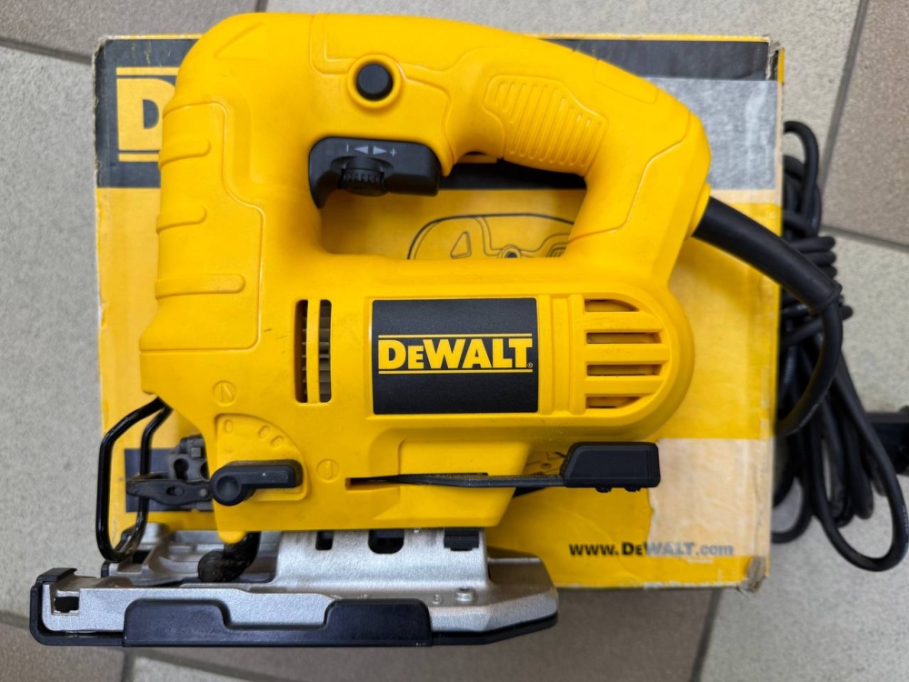 Лобзик DeWalt DWE249-KS