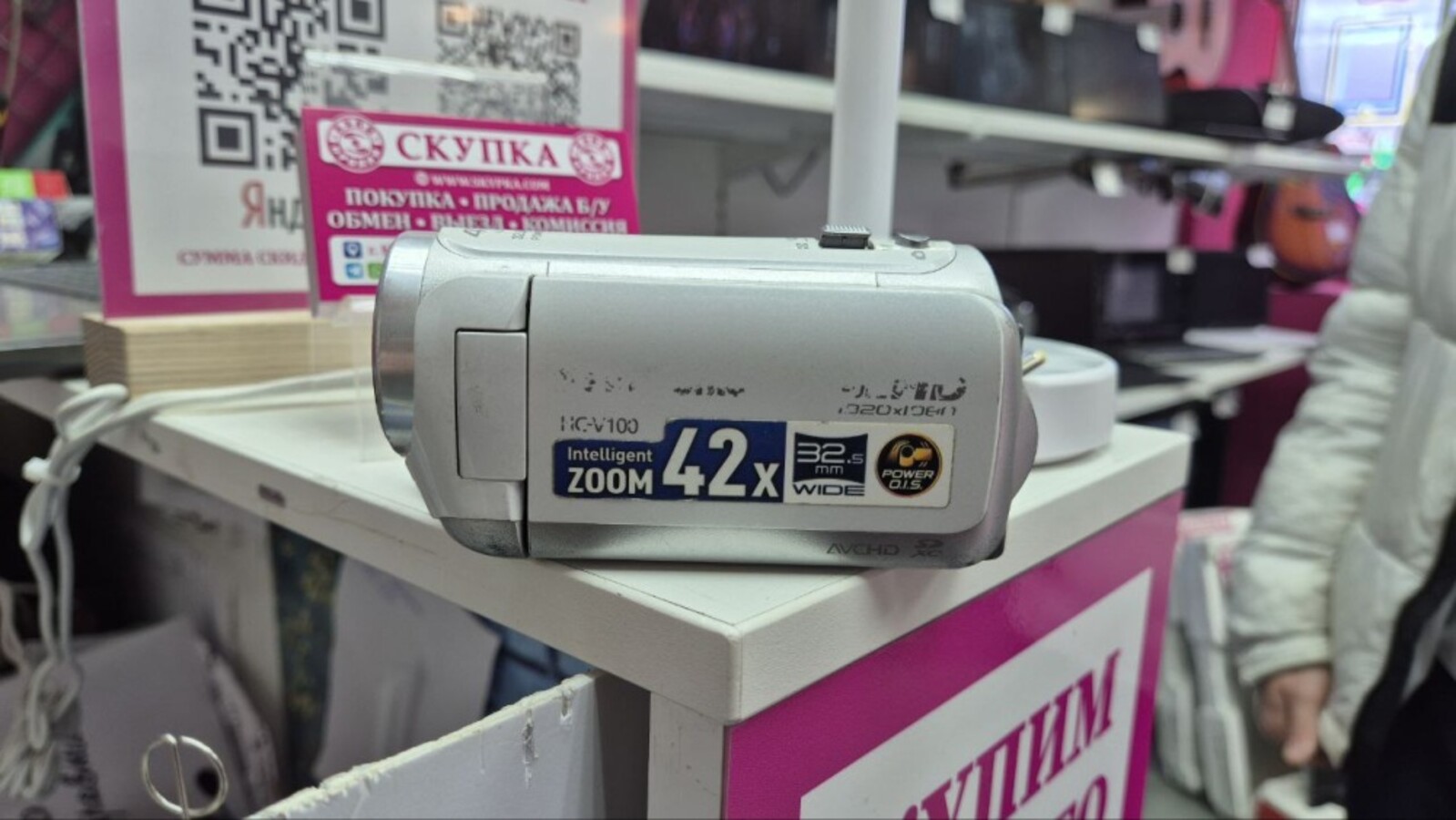 Видеокамера Panasonic HC-V100