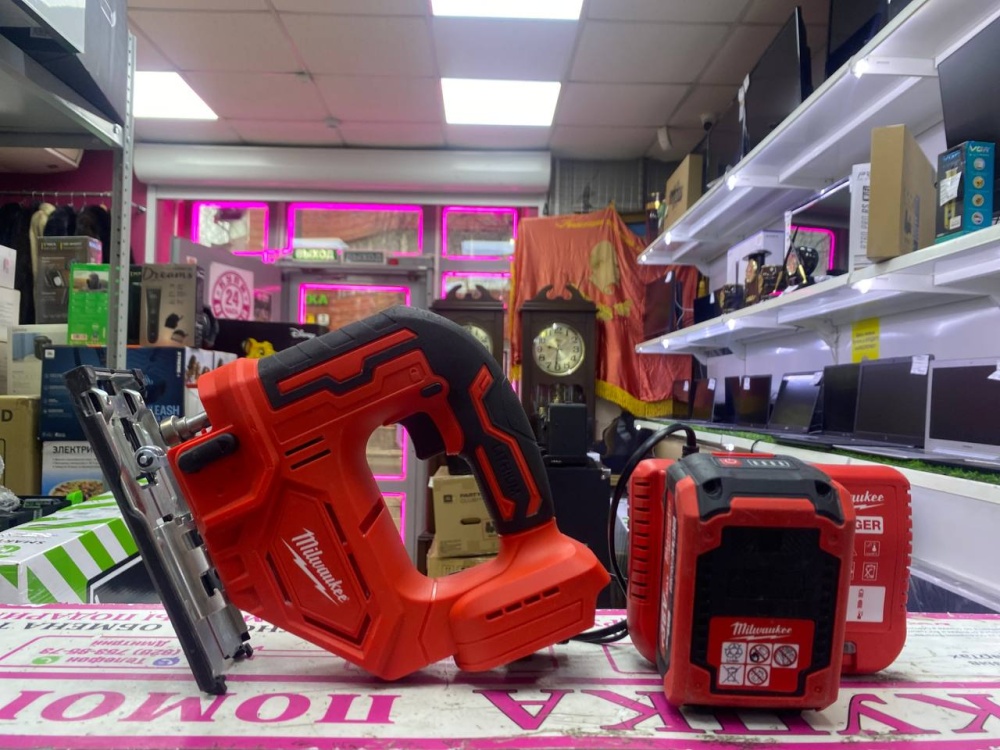 Лобзик Milwaukee акб