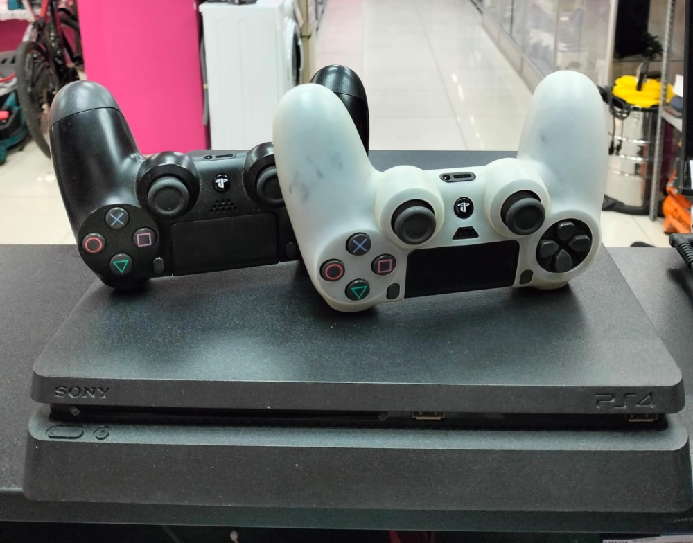 Sony PlayStation 4 slim, 500GB.