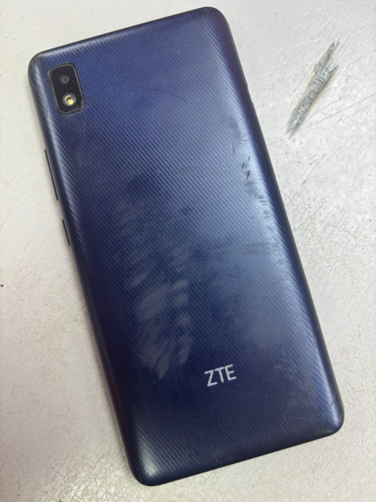 Мобильный телефон ZTE Blade L210RU
